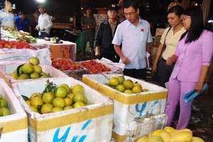 市場管理隊在守德集散市場進行檢查。（圖源：陳玉）