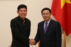 政府副總理王廷惠（右）接見Grab公司執行經理兼聯合創始人陳炳耀。（圖源：VGP）