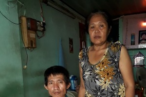 石氏燕娟每天賣彩票掙錢給丈夫治病。