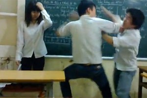 學生在教室裡你拳我掌“大顯身手”。（示意圖源：互聯網）