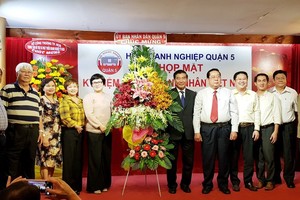 張明嬌副主席(左五)送花籃祝賀企業。