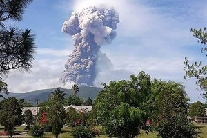 印尼蘇拉威西島火山爆發，灰燼噴至 4000 米高。（圖源：互聯網）