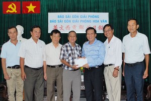 阮玉英主編（右三）接受土龍木天后宮理事會捐款。