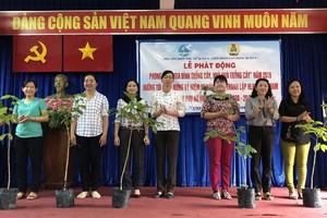 組委會向各坊婦女會贈送綠樹。