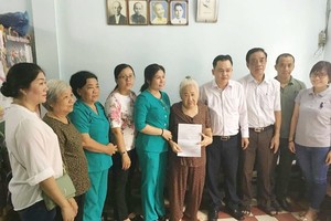 第五郡婦女會向華人婦女劉妹政贈送溫情屋