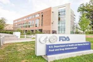 美國食品和藥物管理局日前首次批准一款使用者可自助調控的助聽器在美上市，該設備用於１８歲及以上的輕中度聽力損傷患者。圖為美國食品和藥物管理局總部。（圖源：互聯網）