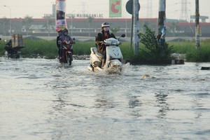 平新郡胡玉覽街路段嚴重受淹。（圖源：安輝）