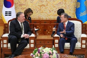 10月7日，在青瓦台，韓國總統文在寅（右）接見美國國務卿蓬佩奧。（圖源：韓聯社）