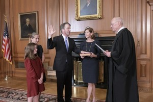 卡瓦諾宣誓就任美國最高法院大法官。（圖源：Getty Images）