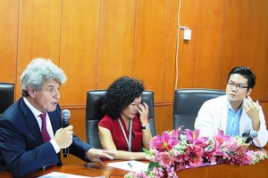 法越醫院召開新聞發佈會並且回答有關問題。