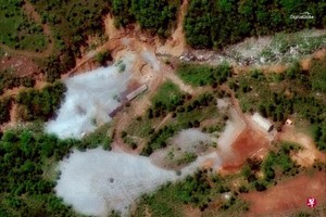 朝邀調查員赴豐溪里核試驗場。圖為朝鮮5月爆破豐溪里核試驗場三條坑道，並邀請記者前去見證。 （圖源：路透社）