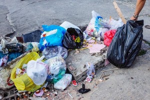 一袋袋的垃圾堵塞住沙井口，積水又怎能暢通排走？