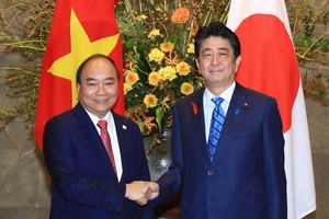 阮春福總理會見日本首相安倍晉三。（圖源：越通社）
