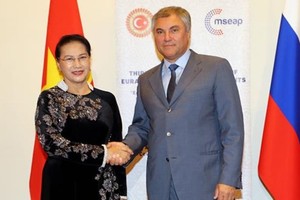 國會主席阮氏金銀會見俄羅斯國家杜馬主席維亞切斯拉夫‧維克托維奇‧沃洛金。（圖源：越通社）