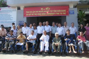 殘疾人士獲捐贈「愛心輪椅」。