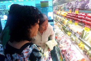 消費者在Co.opmart連鎖超市購買食品。