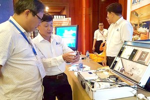 越南企業在研討會上向與會者介紹微機電技術的研發應用成果。