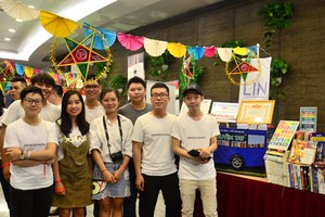 “傳手書籍”項目的年輕組員。