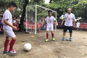 朴恒旭教練（右）指導仁平1號小學校學生踢足球。