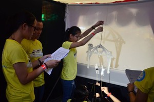 “童話戲院”項目的成員表演木偶戲。