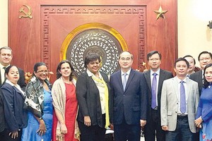 市委書記阮善仁（右）接見古巴黨中央書記、中央科學教育與體育部長奧爾加利迪婭‧塔皮亞伊格萊西亞。（圖源：市黨部新聞網）