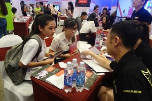 逾1500名大專院校學生參加，並瞭解招聘資訊及求職。（圖源：秋莊）