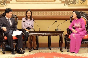 市人民議會副主席張氏映（右）接見韓國京畿道議會副議長金元基。（圖源：VOH）