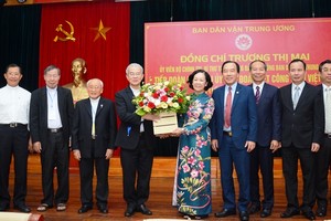 中央民運部長張氏梅（中）向越南天主教團結委員會代表團贈送鮮花表示祝賀。