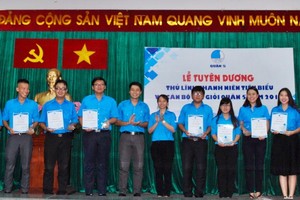 模範青年首領及優秀青聯會幹部榮獲獎狀。