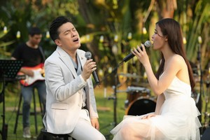 藍長與東兒在《藍長9時演唱》節目上合唱。