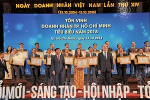 市領導頒發獎狀給華人女企業家杭佩娟。