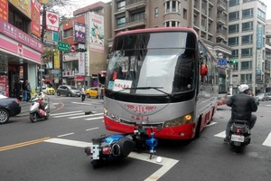 他逆向行駛，撞上了公車……（示意圖源：互聯網）