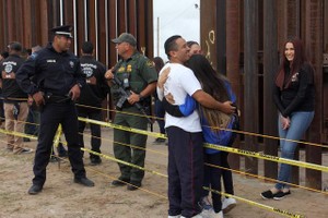 來自約250個家庭的3000名左右參與者在數分鐘時間內相互擁抱和交談。現場拉起黃色警戒線，美國邊防巡邏隊和墨西哥警方全程監控活動。（圖源：AFP）