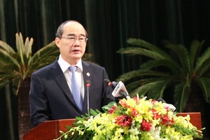 市委書記阮善仁在紀念儀式上發表講話。（圖源：黃嶺）