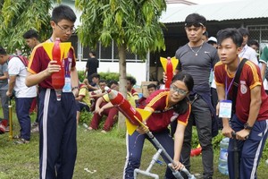 學生參加放射水火箭比賽。