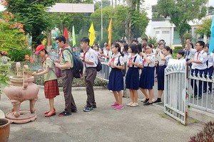 交流會開始之前，組委會讓各中學生在原總書記陳富塑像前上香緬懷。