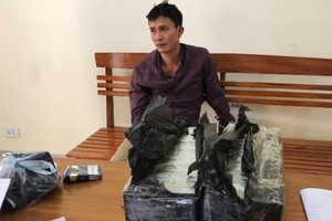 被抓獲的毒販阮玉益與海洛因物證。（圖源：嘉興）