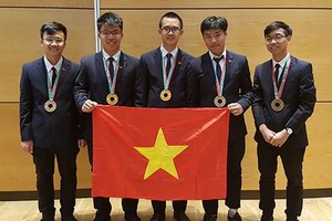 我國參加2018年第49屆國際物理奧林匹克競賽團隊的5名參賽學生均奪獎，其中有2枚金牌、2枚銀牌及1枚銅牌。（圖源：金英）