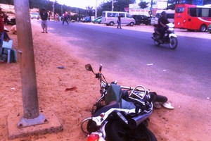 留在現場的肇事摩托車。（圖源：越慶）