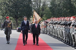 政府總理阮春福與奧總理庫爾茨一同檢閱儀仗隊。（圖源：越通社）