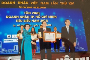 萬成乳膠床墊公司總經理楊文德（前中）榮獲“模範企業家”稱號。