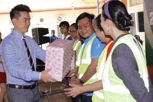 黃敬樺副董事長向第一郡婦女及青年贈送禮物。