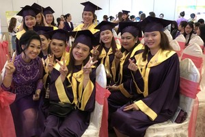 華人女企業家龐美玲與畢業學員合照。