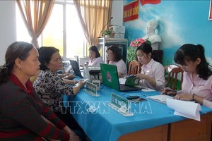 當地貧戶和優撫對象在高嶺縣優撫銀行辦理貸款手續。（圖源：越通社）