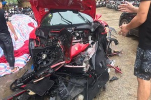 事故使汽車車頭破爛。（圖源：山范）