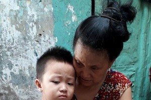 關阮家保和他的姑婆。