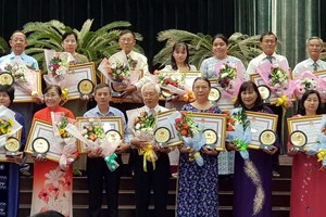 華人民運幹部王沛川(後排左三)獲表彰。