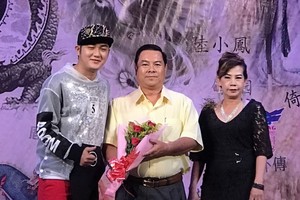 組委會代表向丁文森先生（中）贈花致謝。