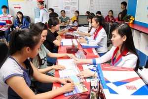 學員在本市一所外語中心報名。