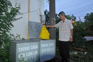 本市新順出口加工區某工廠進行就地分類垃圾。